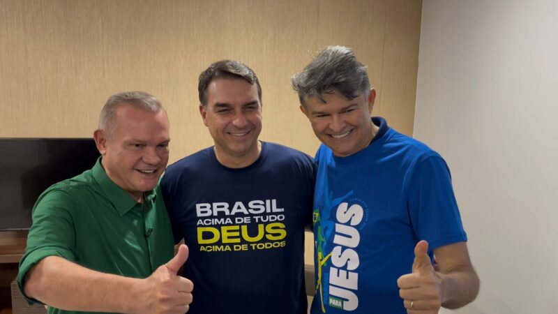 Wellington Fagundes recepciona Flávio Bolsonaro em Cuiabá durante a 29ª Marcha para Jesus