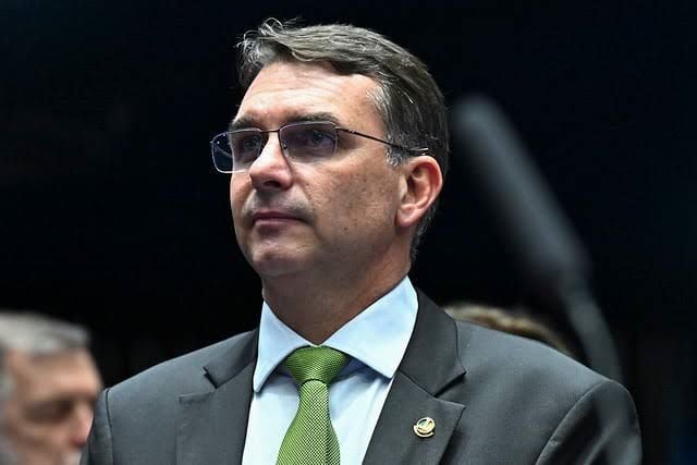 Pesquisas internas animam aliados de Flávio Bolsonaro no PL