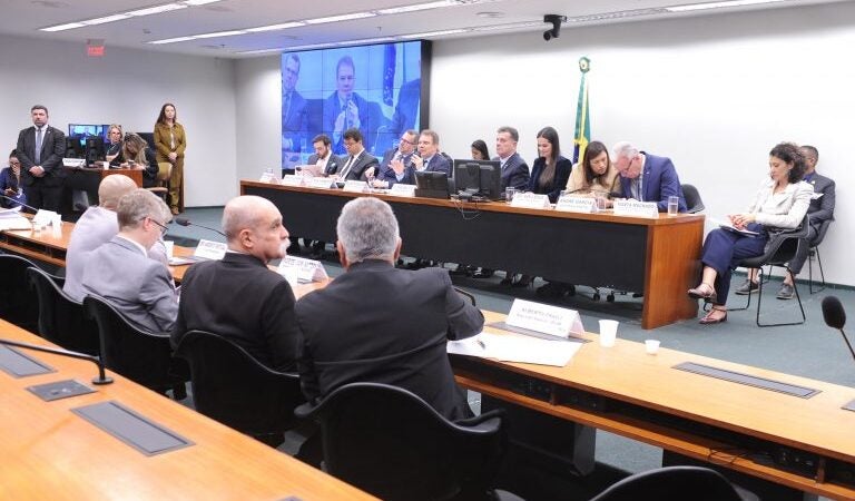Comissão adia para esta quarta-feira a votação de proposta que reduz maioridade penal para 16 anos
