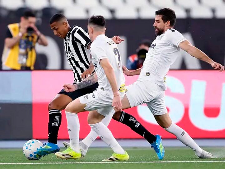 Com um gol nos acréscimos, Botafogo vence Santos e respira no Brasileirão