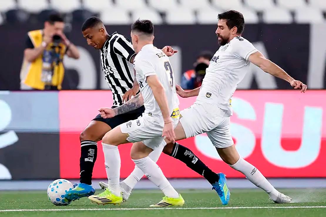 Com um gol nos acréscimos, Botafogo vence Santos e respira no Brasileirão