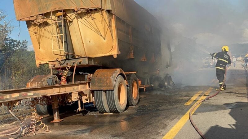 Bombeiro Militar de Matupá combate incêndio em carreta