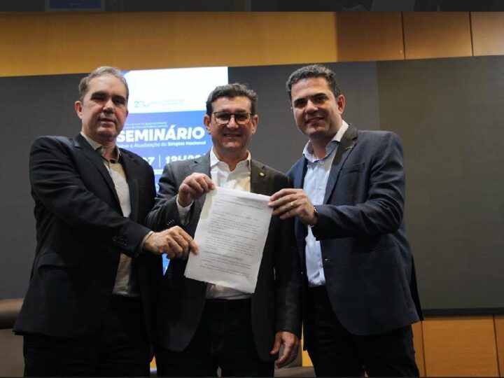 Entidades entregam manifesto em defesa da atualização integral do Simples Nacional durante seminário em Cuiabá