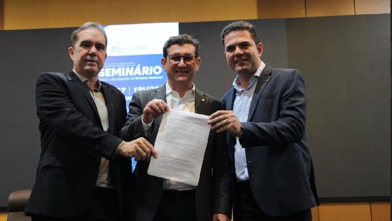 Entidades entregam manifesto em defesa da atualização integral do Simples Nacional durante seminário em Cuiabá