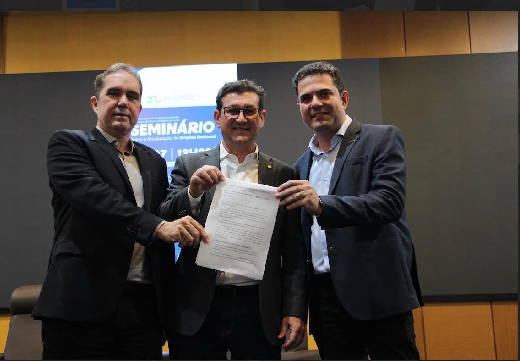 Entidades entregam manifesto em defesa da atualização integral do Simples Nacional durante seminário em Cuiabá