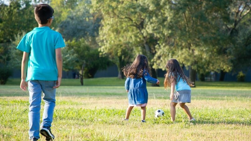 Como manter as crianças longe das telas durante as férias?