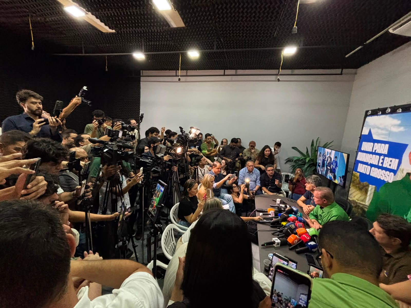 Wellington dedica 1h40 à imprensa, responde todos os questionamentos e reforça compromisso com transparência