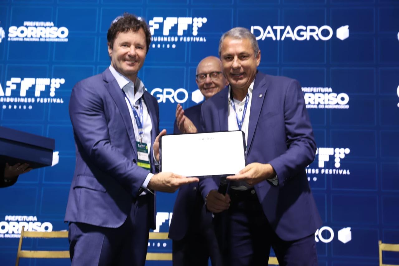 CEO da Nutribras Alimentos, Paulo Lucion, recebe homenagens na abertura do GAFFFF em Sorriso