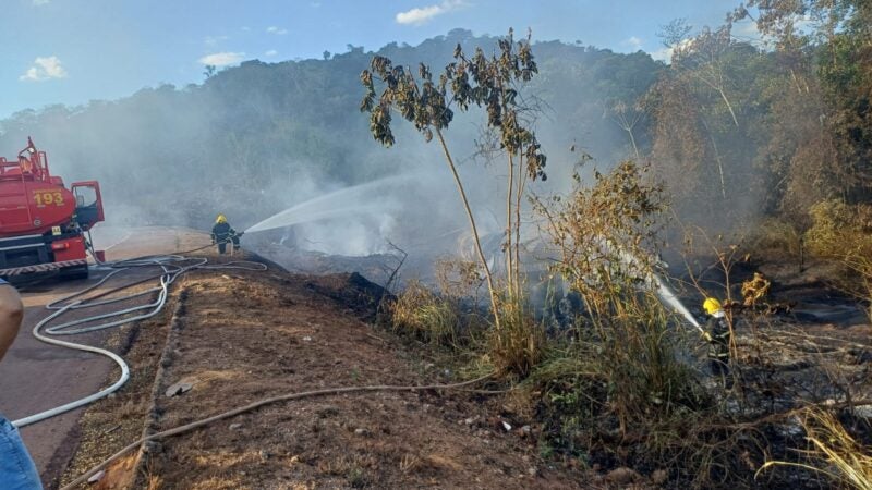 Corpo de Bombeiro de Guarantã do Norte faz atendimento a carreta incendiada na BR 163