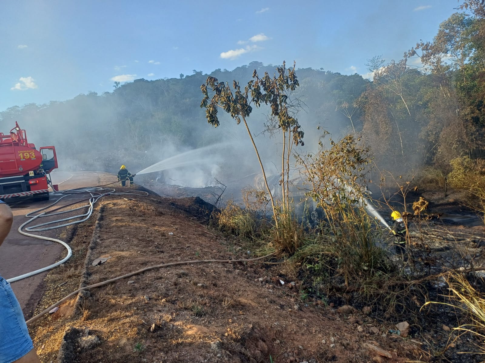 Corpo de Bombeiro de Guarantã do Norte faz atendimento a carreta incendiada na BR 163
