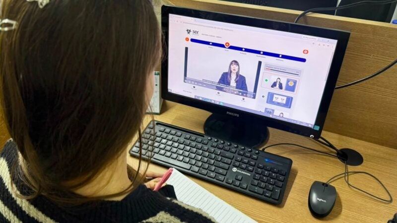 Iniciativa oferta 100 bolsas de graduação e pós-graduação EaD gratuitas para mulheres vítimas de violência