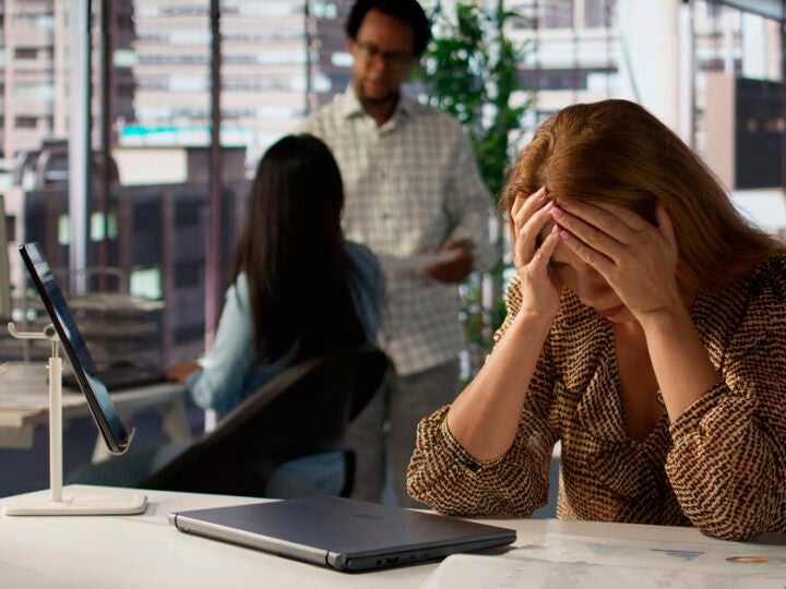 Mais de 546 mil afastamentos foram concedidos por questões relacionadas à saúde mental no Brasil em 2025; sofrimento pode começar com sintomas físicos