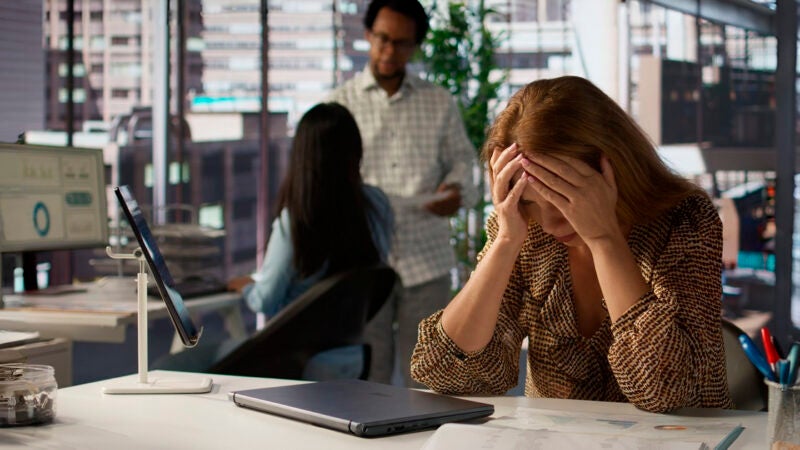 Mais de 546 mil afastamentos foram concedidos por questões relacionadas à saúde mental no Brasil em 2025; sofrimento pode começar com sintomas físicos