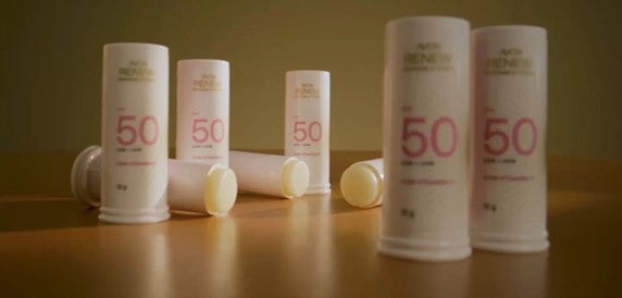 Avon Renew lança bastão inovador com proteção solar e Vitamina C para tratamento antimanchas