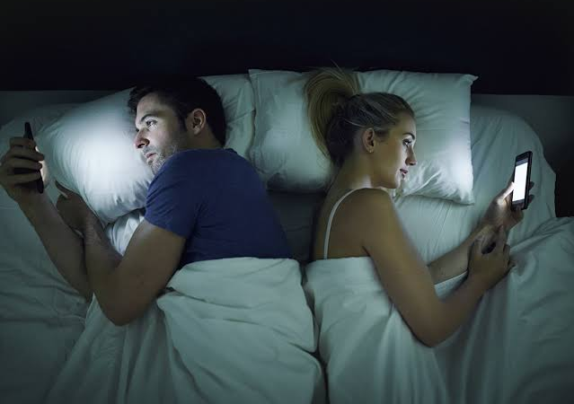 Os Relacionamentos Estão Mais Superficiais? Um Reflexo da Era Digital e da Pressão Emocional