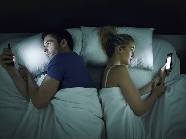 Os Relacionamentos Estão Mais Superficiais? Um Reflexo da Era Digital e da Pressão Emocional