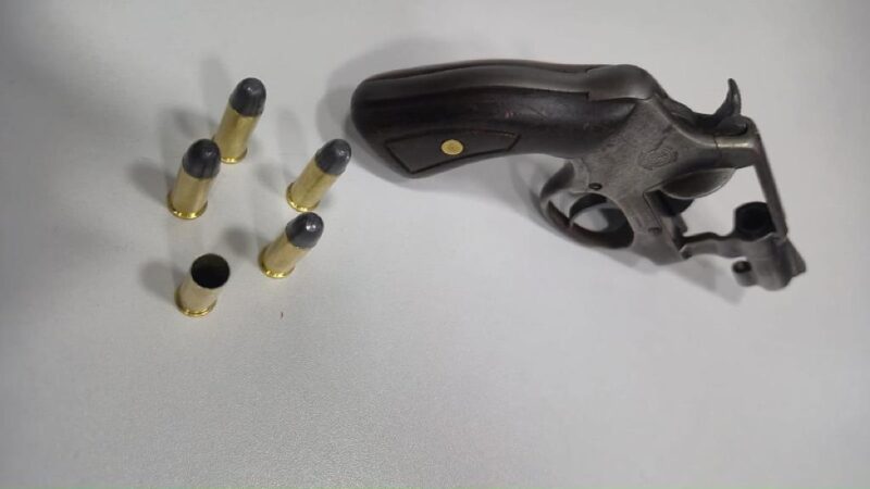Pai é preso suspeito de atirar contra filha por ciúmes após vê-la dançar com amigos