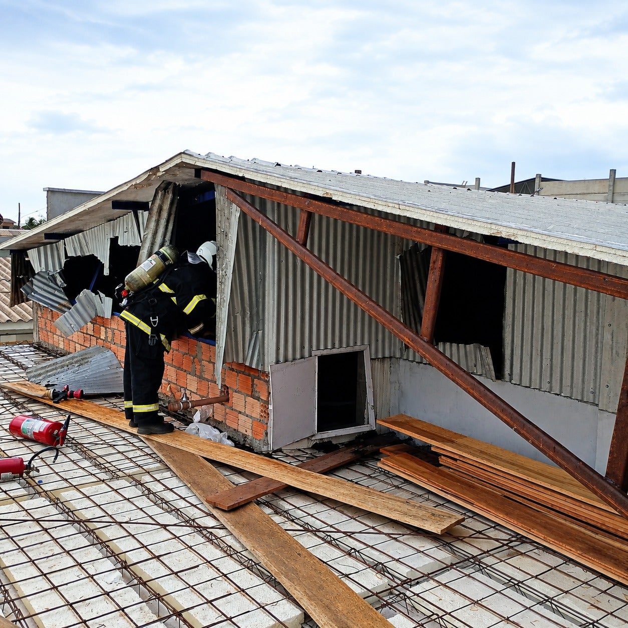 Bombeiros foi acionado para atender a uma ocorrência de incêndio no Hospital Municipal de Guarantã do Norte