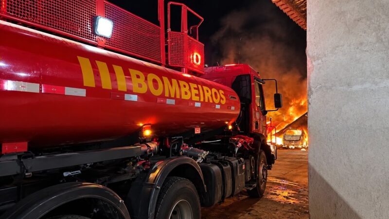 Guarnição do Corpo de Bombeiro de Guarantã do Norte foi acionada para atender a uma ocorrência de incêndio em veículos