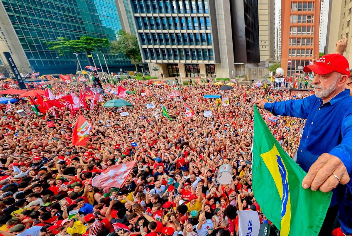 EM VIRADA ELEITORAL INÉDITA, LULA É REELEITO PRESIDENTE E GOVERNARÁ BRASIL PELA 4ª VEZ